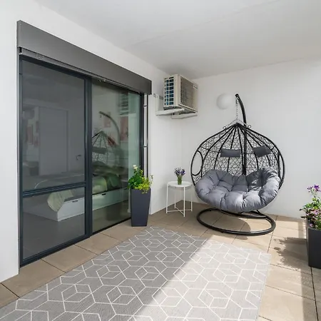 Fully Equipped Apartments With Terraces, Free Garage Parking, Netflix & Ac - By Apartmany Slapanice Cz Exterior photo