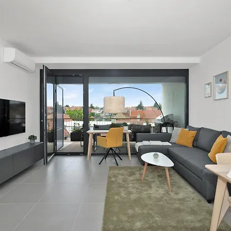 Fully Equipped Apartments With Terraces, Free Garage Parking, Netflix & Ac - By Apartmany Slapanice Cz Exterior photo