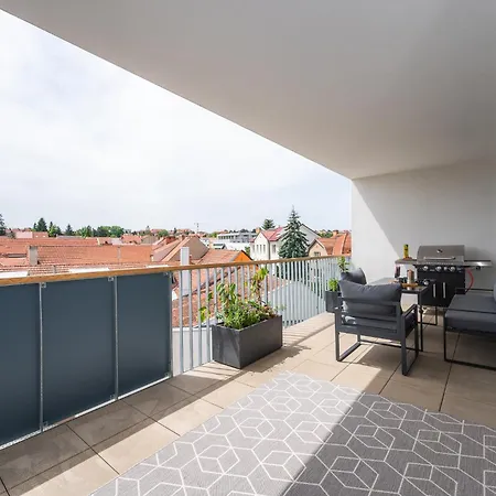 Fully Equipped Apartments With Terraces, Free Garage Parking, Netflix & Ac - By Apartmany Slapanice Cz Exterior photo