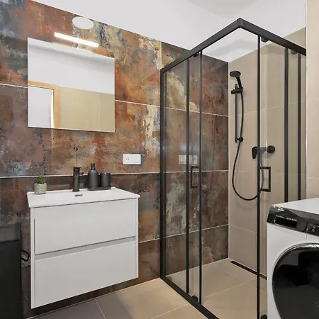 Fully Equipped Apartments With Terraces, Free Garage Parking, Netflix & Ac - By Apartmany Slapanice Cz Exterior photo