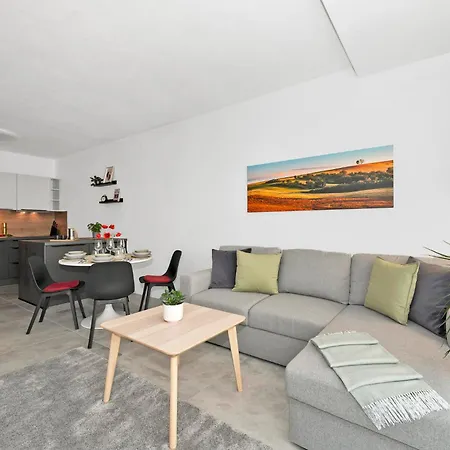 Fully Equipped Apartments With Terraces, Free Garage Parking, Netflix & Ac - By Apartmany Slapanice Cz Exterior photo