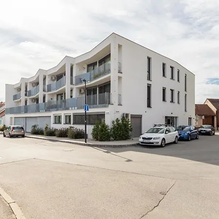 Fully Equipped Apartments With Terraces, Free Garage Parking, Netflix & Ac - By Apartmany Slapanice Cz Exterior photo
