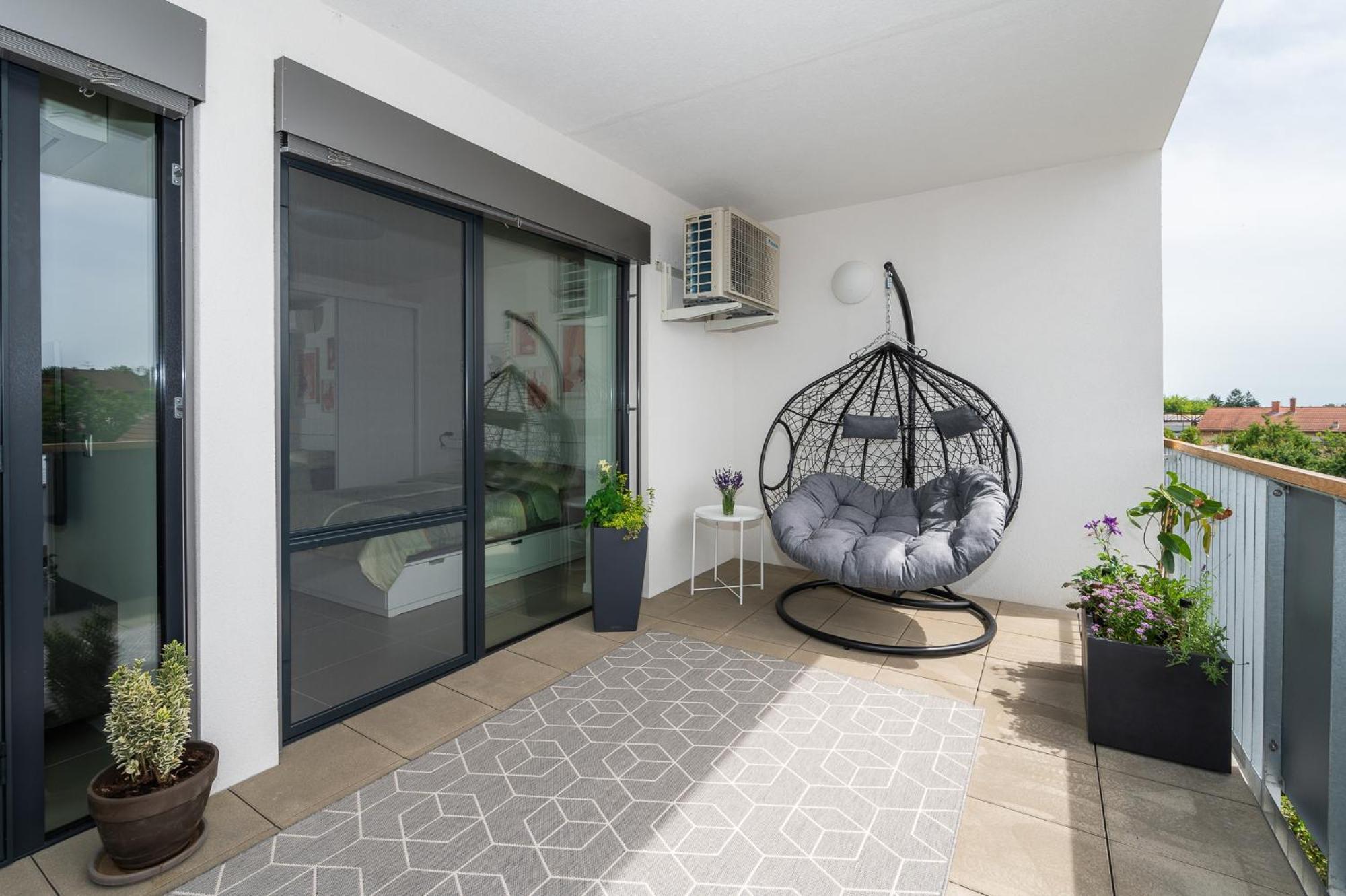 Apartment Fully Equipped With Terraces, Free Garage Parking, Netflix & Ac - By Cz *