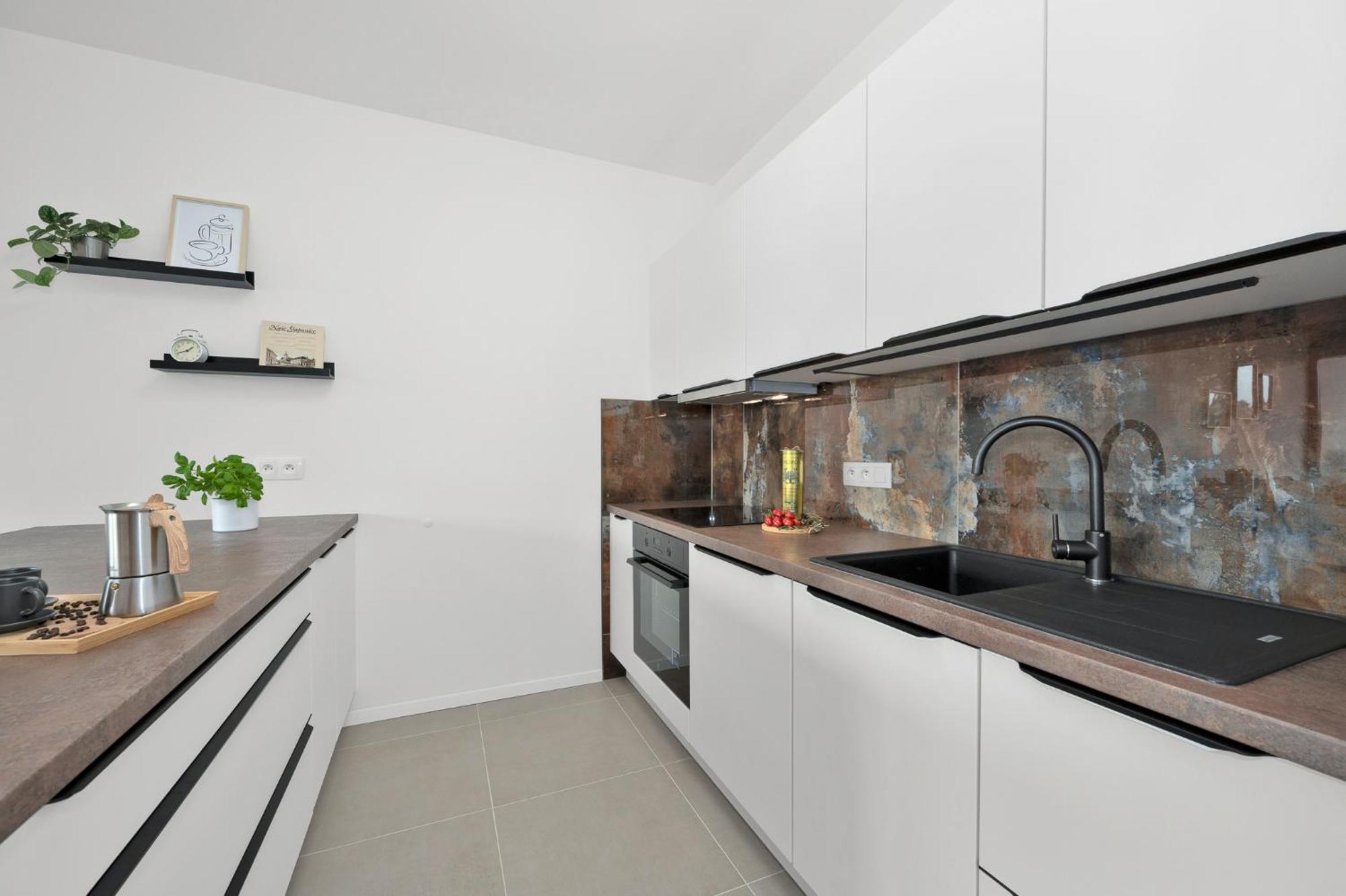 Fully Equipped With Terraces, Free Garage Parking, Netflix & Ac - By Cz Apartment