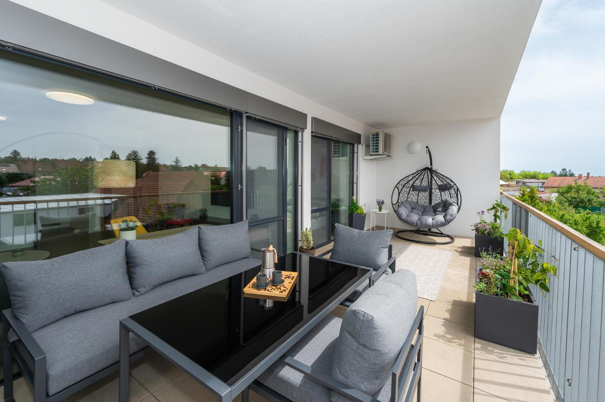 Fully Equipped With Terraces, Free Garage Parking, Netflix & Ac - By Cz Apartment *