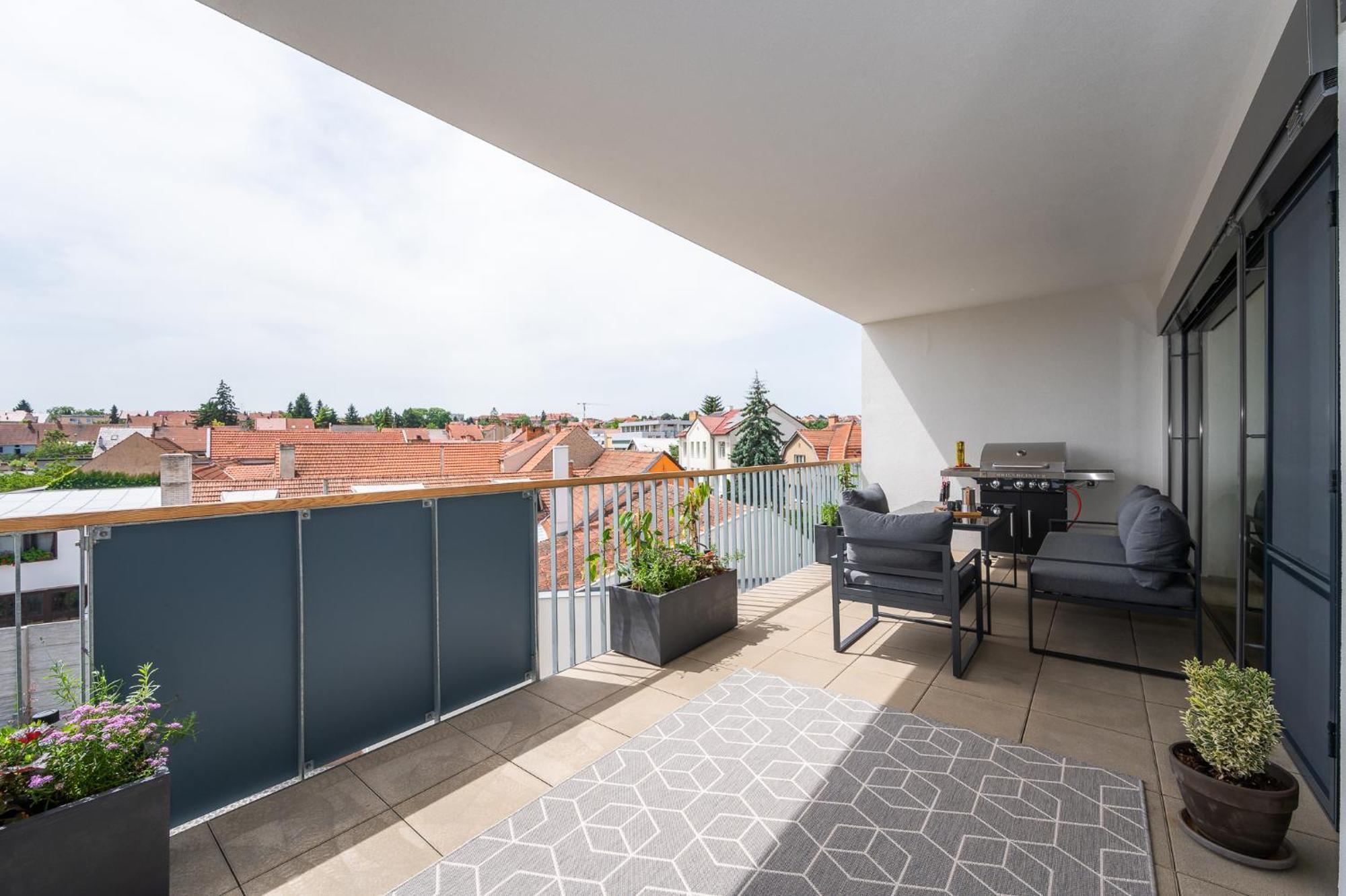 Apartment Fully Equipped With Terraces, Free Garage Parking, Netflix & Ac - By Cz *