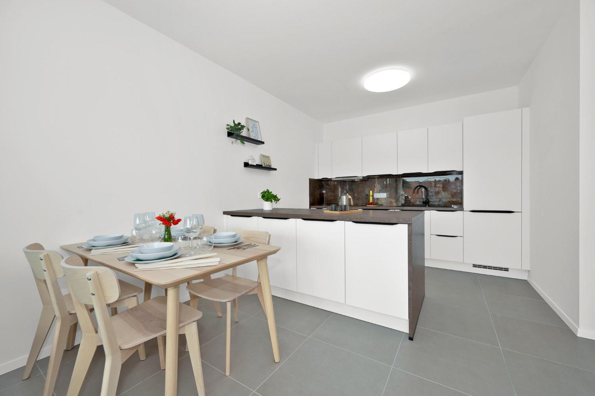 Fully Equipped With Terraces, Free Garage Parking, Netflix & Ac - By Cz *