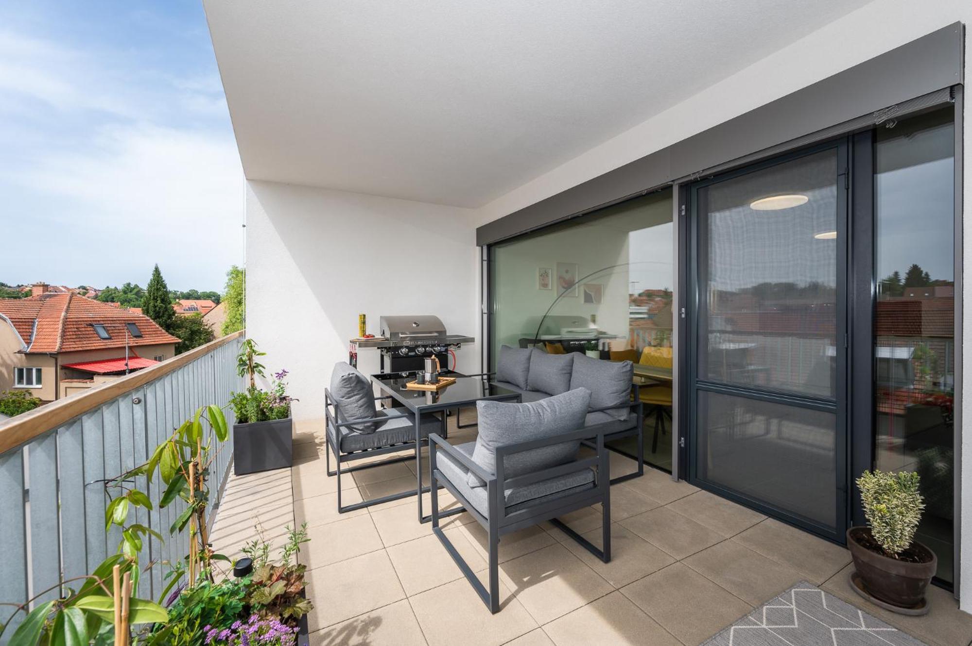 Apartment Fully Equipped With Terraces, Free Garage Parking, Netflix & Ac - By Cz