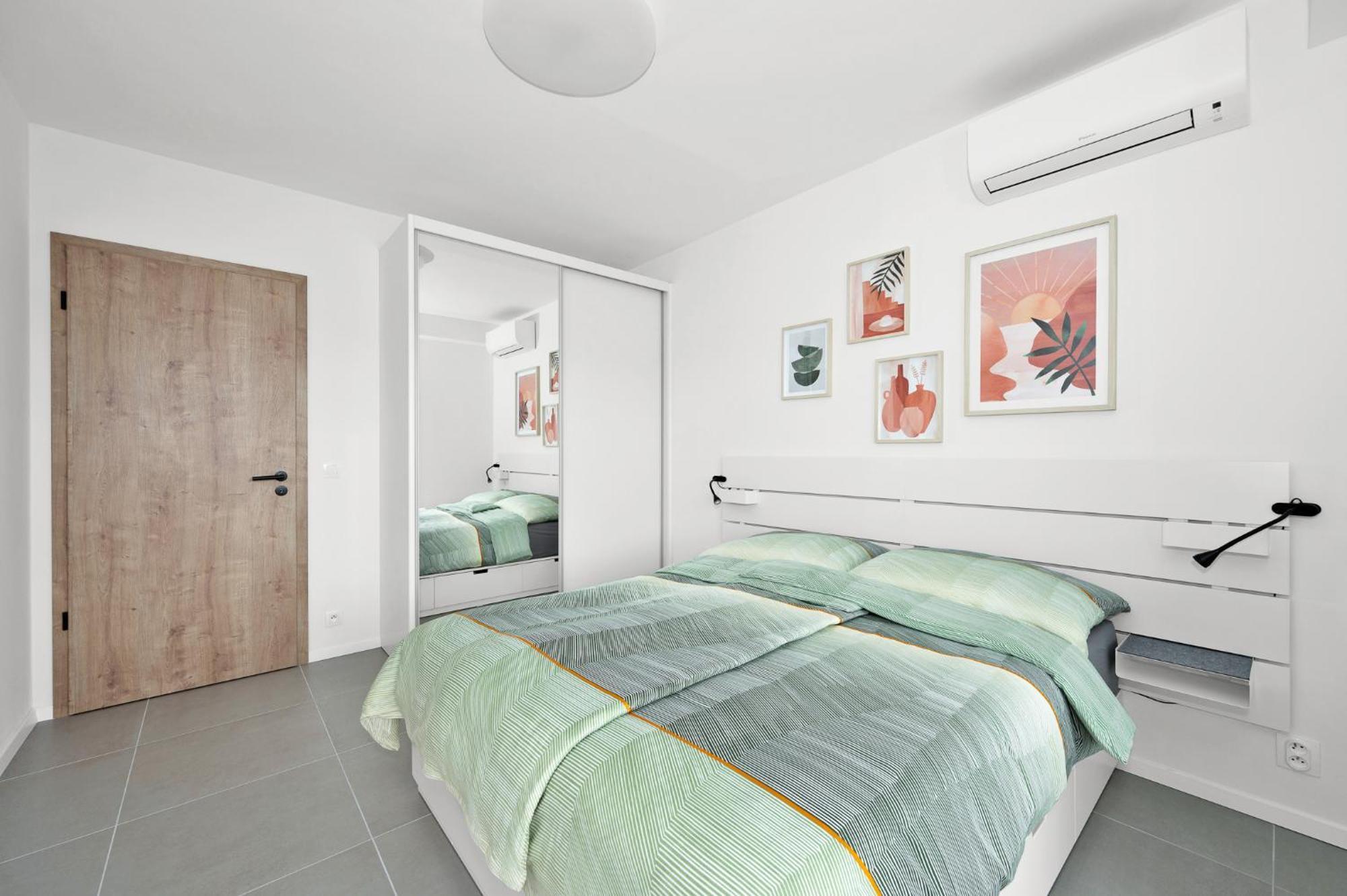 Fully Equipped With Terraces, Free Garage Parking, Netflix & Ac - By Cz Apartment *