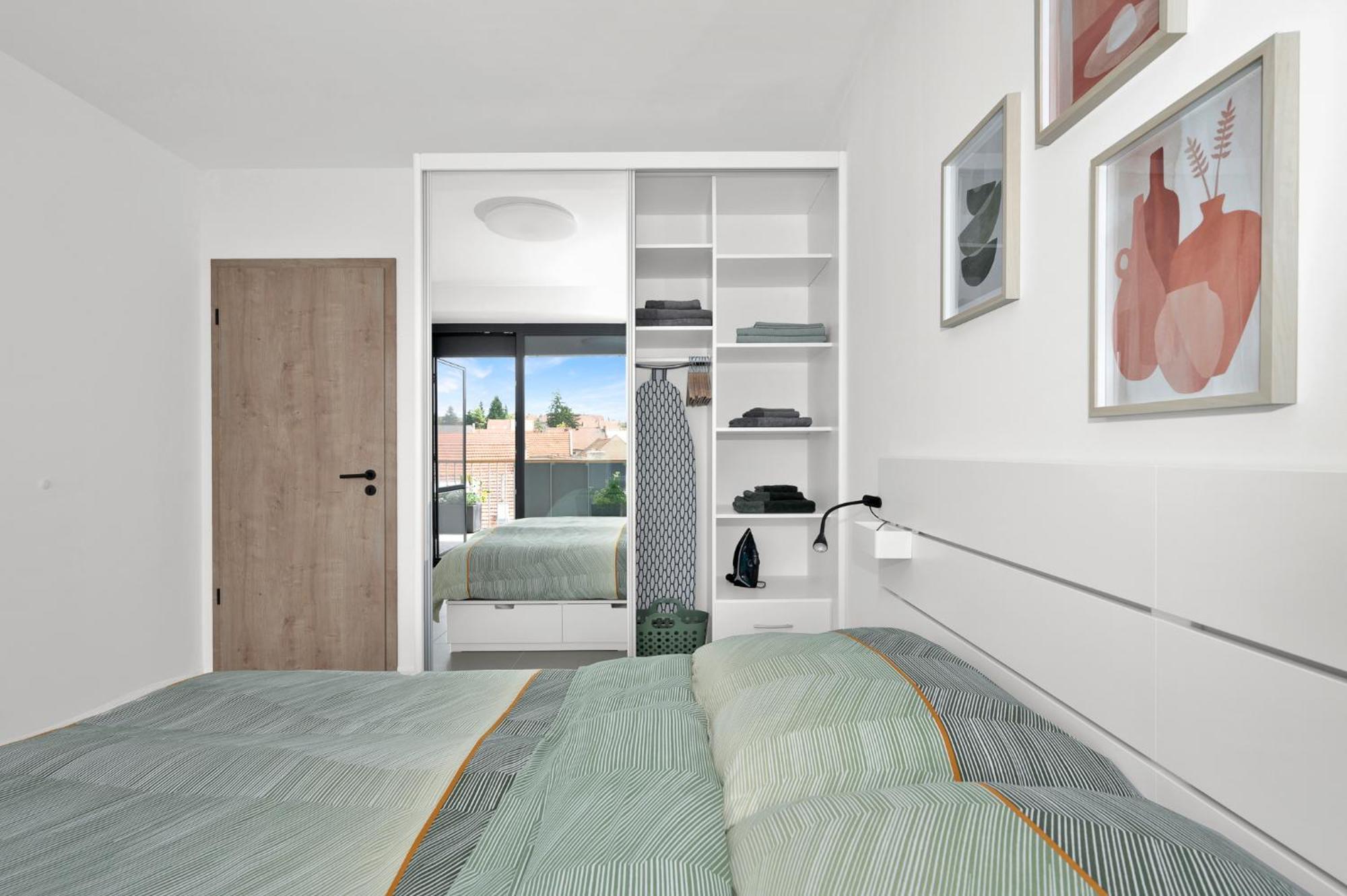 Fully Equipped With Terraces, Free Garage Parking, Netflix & Ac - By Cz Apartment