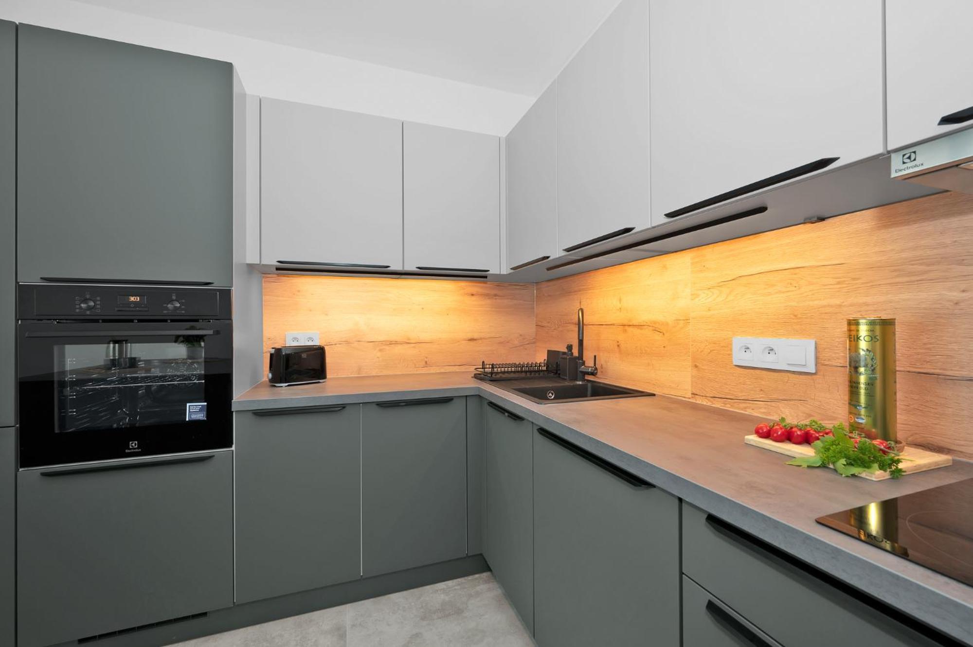 Fully Equipped With Terraces, Free Garage Parking, Netflix & Ac - By Cz *