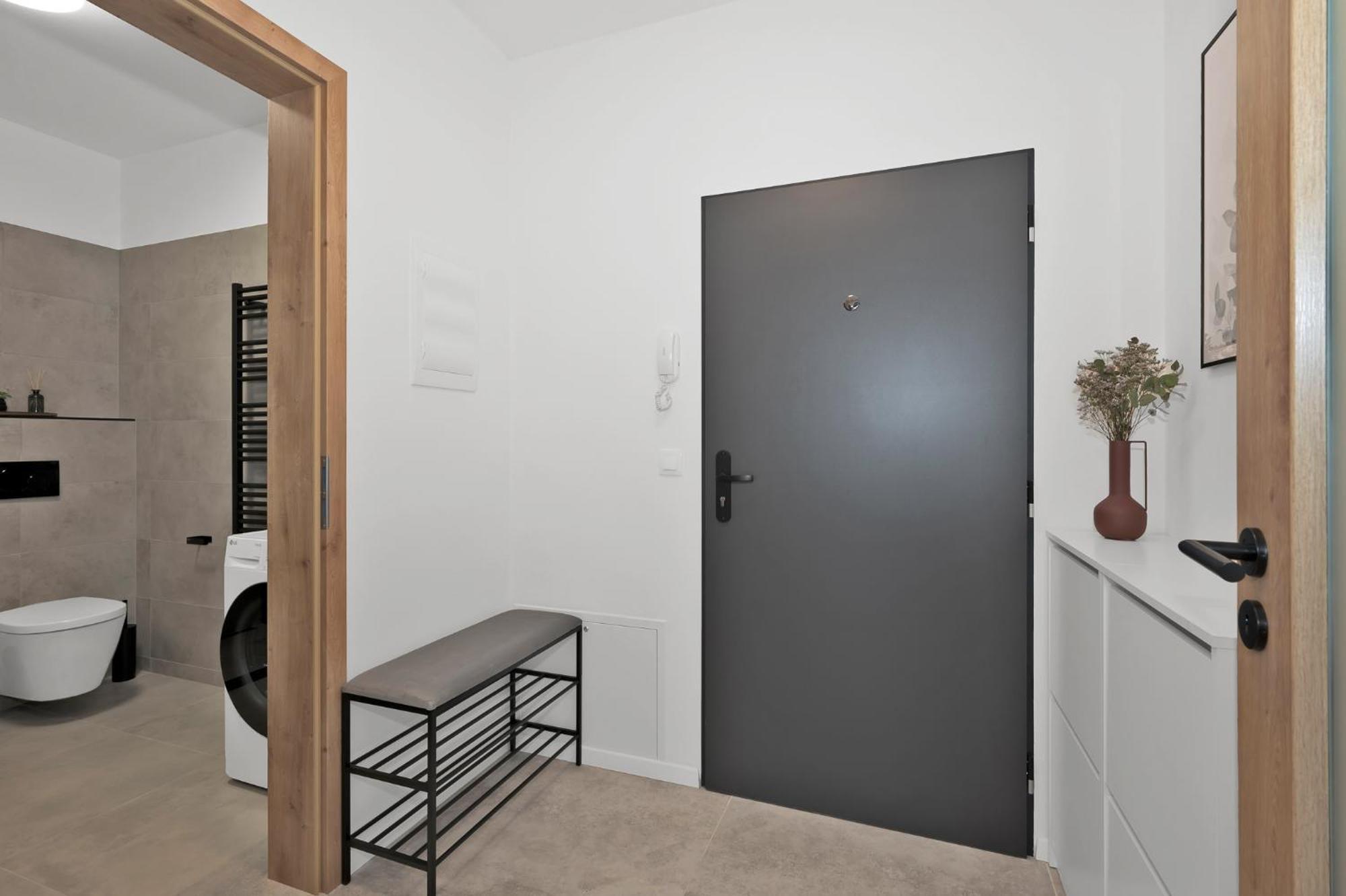 Fully Equipped With Terraces, Free Garage Parking, Netflix & Ac - By Cz *
