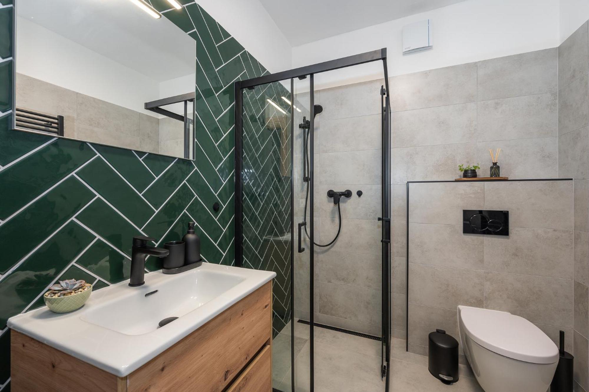 Fully Equipped With Terraces, Free Garage Parking, Netflix & Ac - By Cz Apartment