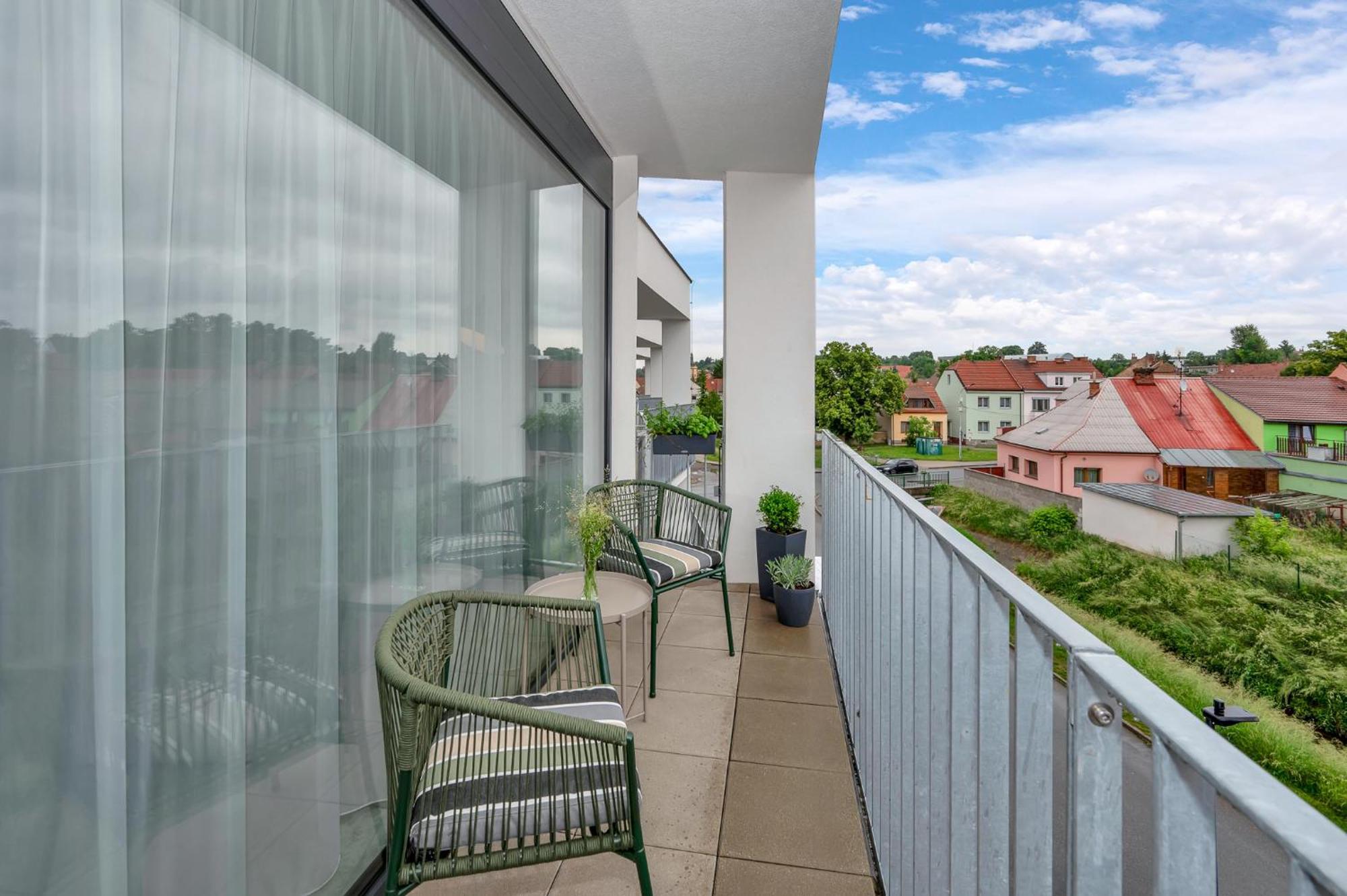 Apartment Fully Equipped With Terraces, Free Garage Parking, Netflix & Ac - By Cz