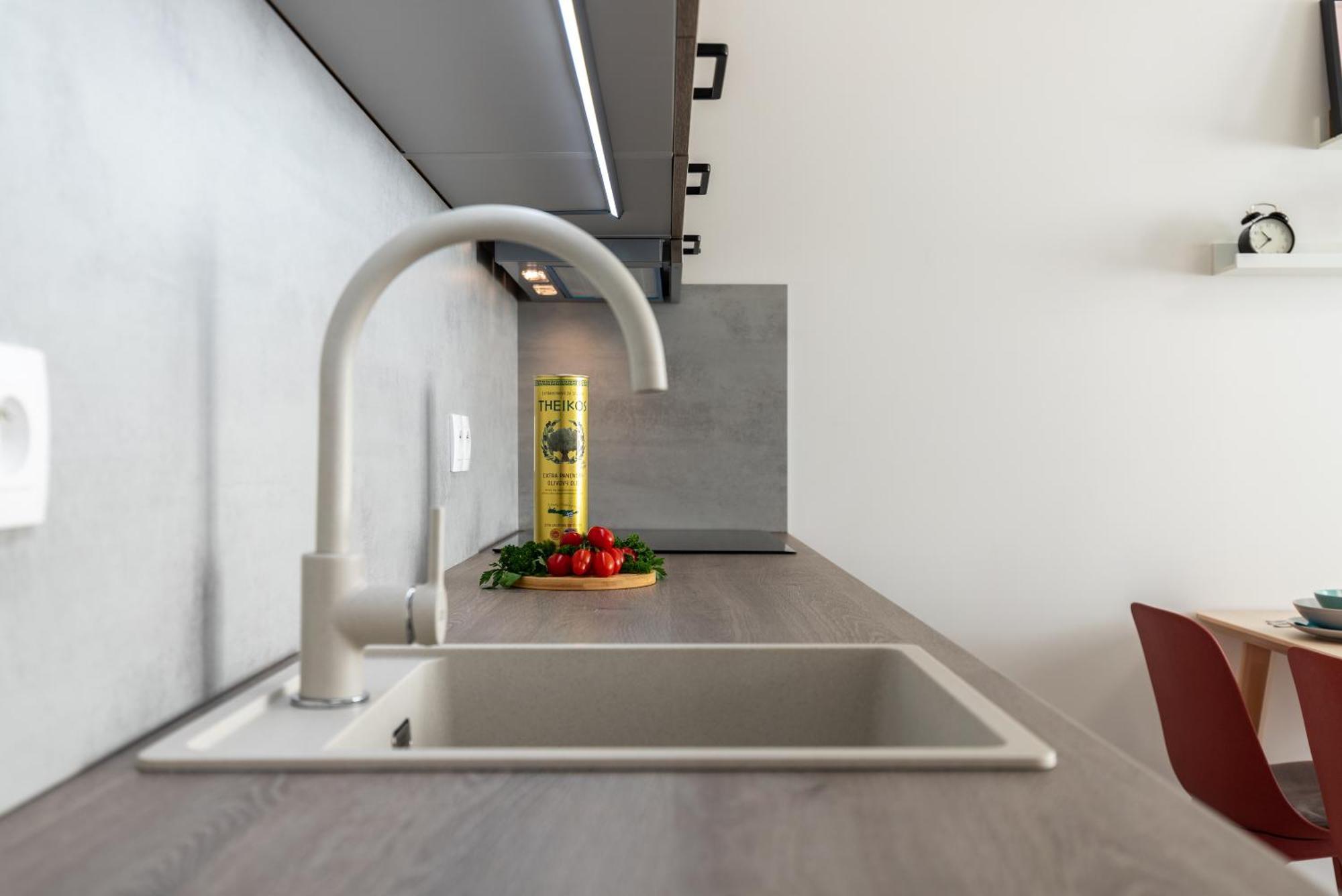 Apartment Fully Equipped With Terraces, Free Garage Parking, Netflix & Ac - By Cz