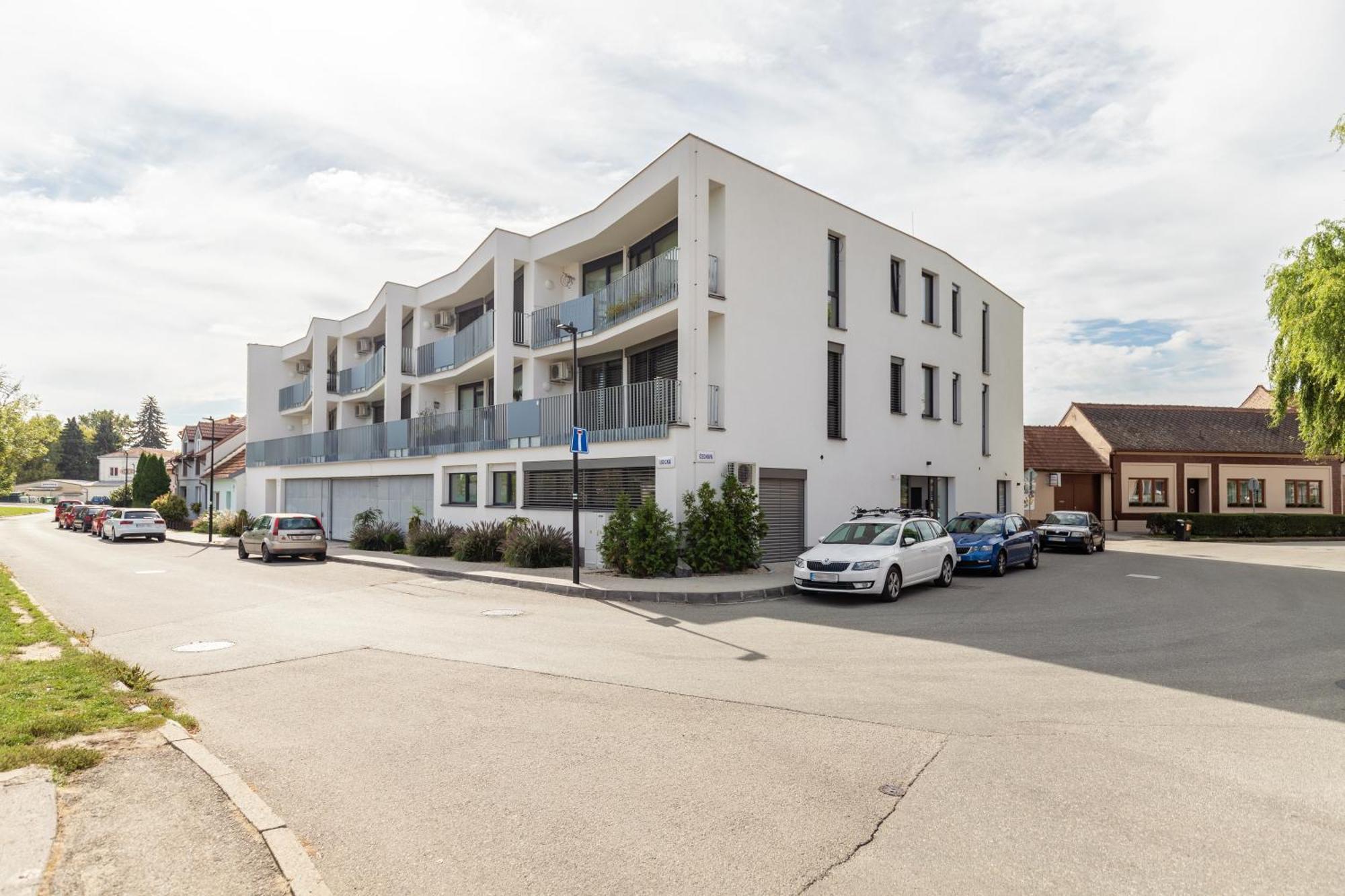 Apartment Fully Equipped With Terraces, Free Garage Parking, Netflix & Ac - By Cz